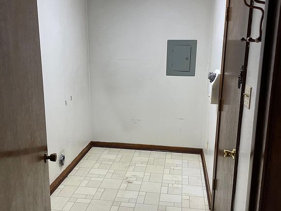 4th image of 100 Half Oak Dr
