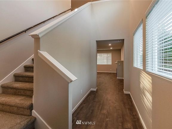 4th image of 3361 Aurora St NE