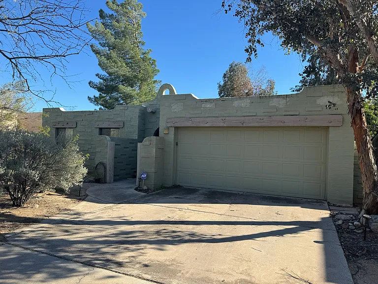 1536 E Allen Rd — Photo 1
