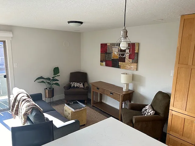 3 bed, 1007 sqft, $3,300 — Photo 2