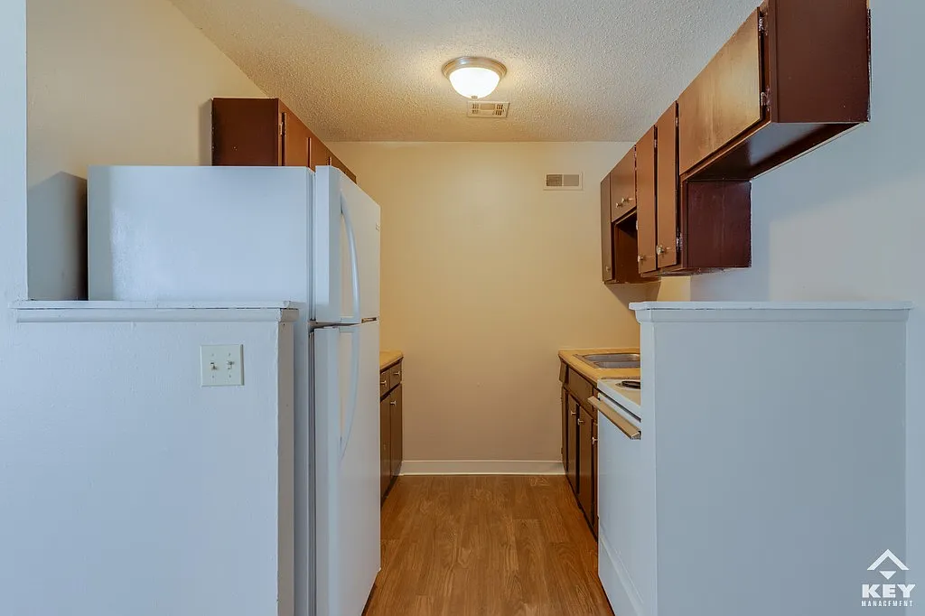 3 bed, 990 sqft, $850 — Photo 4