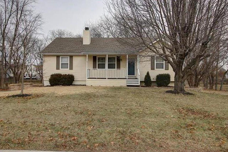 1st image of 702 NE Thames Dr