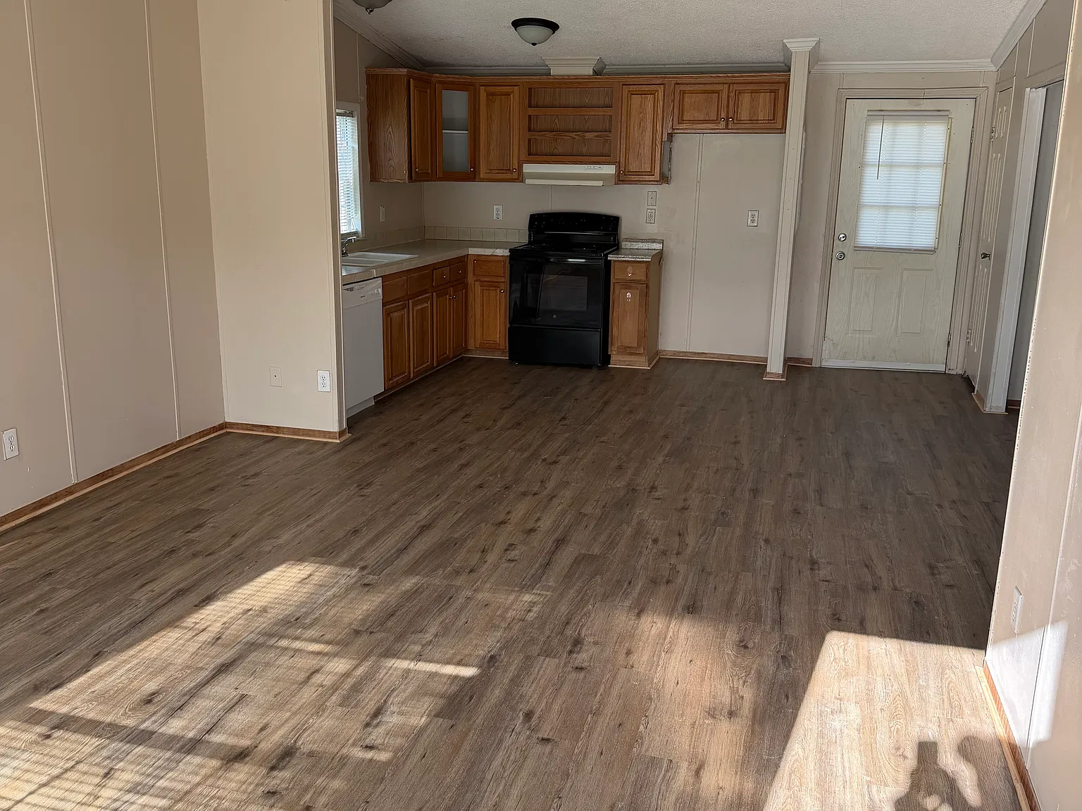 3 bed, 1050 sqft, $1,300 — Photo 1