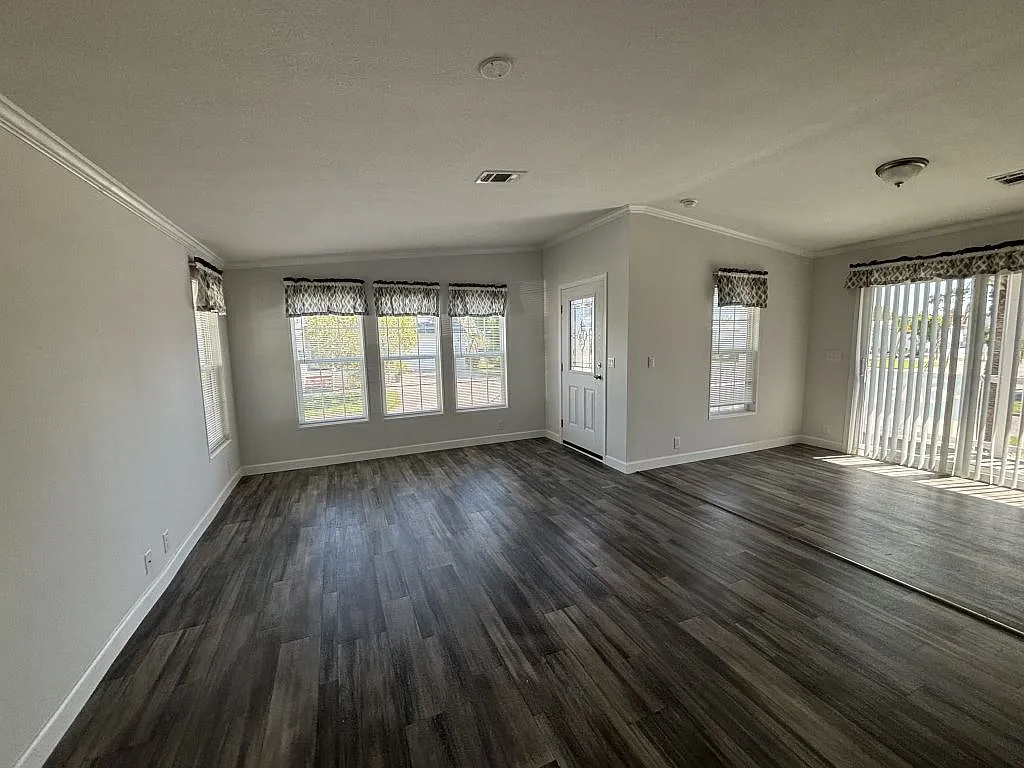 3 bed, 2.0 bath, 1459 sqft, $1,599 — Photo 2