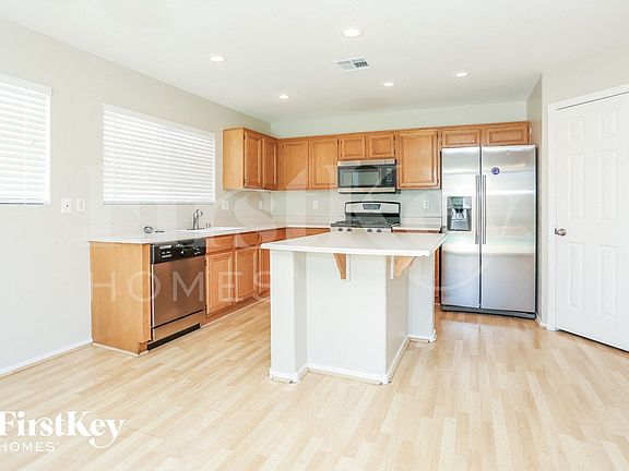4th image of 718 Azure Banks Ave