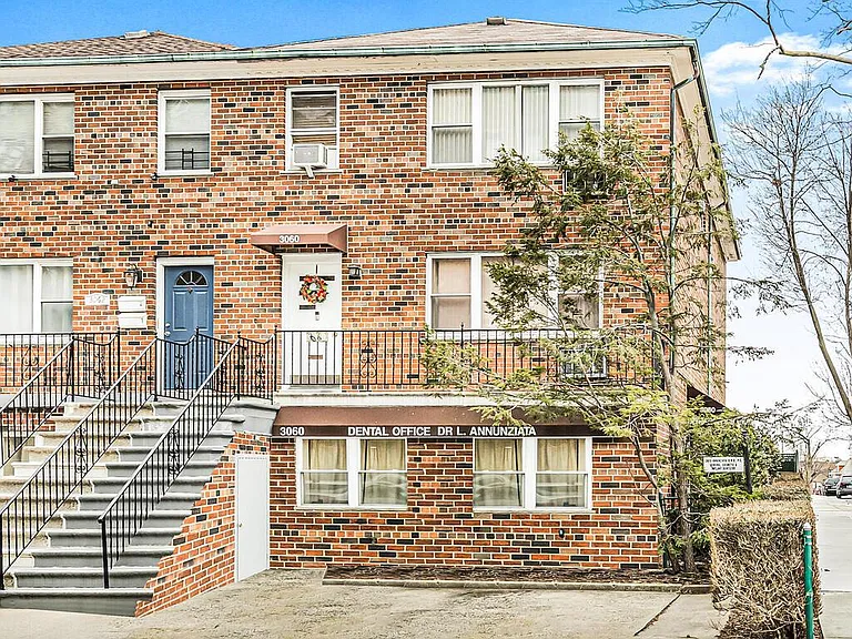 3060 Roberts Ave — Photo 2