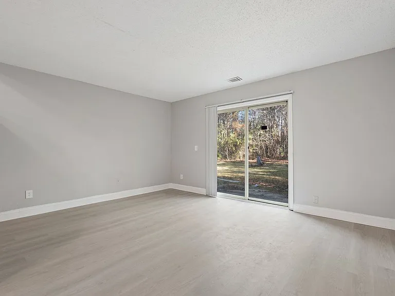 Colonial Pointe Apartments — Photo 17