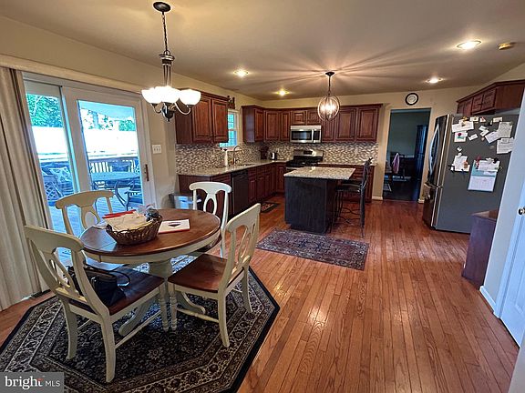 2nd image of 42 Pin Oak Dr