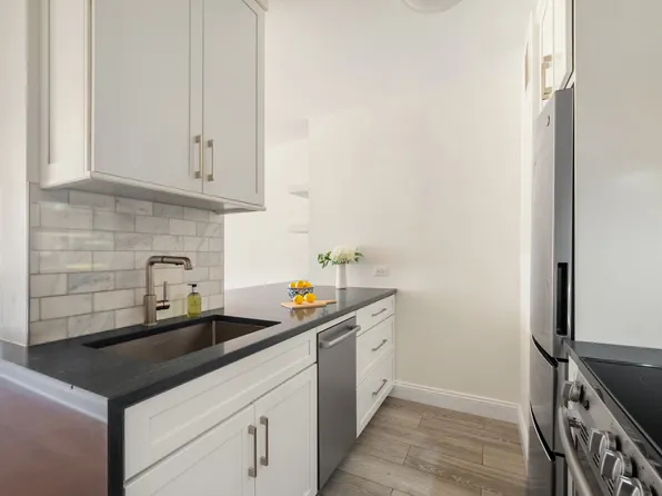 300 East 54th Street image 3 of 5