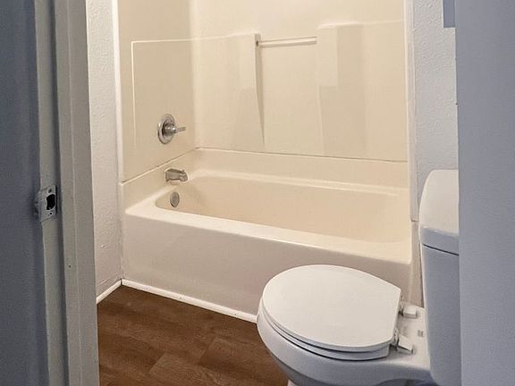 5th image of 921 Edison St