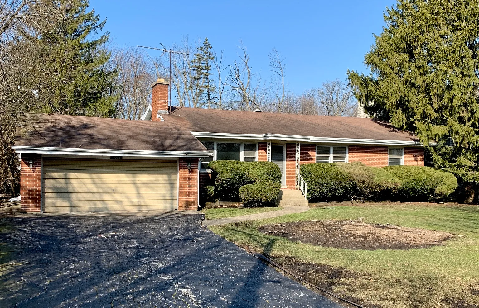 1694 Cloverdale Ave photo 1