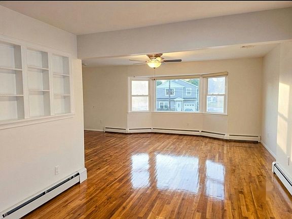 3rd image of 242 Munro Blvd APT 2