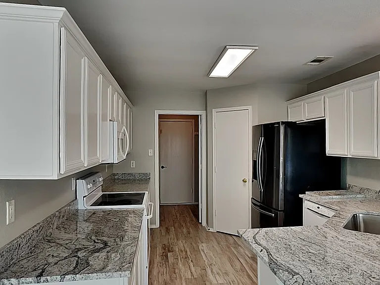 516 E Oak St — Photo 4