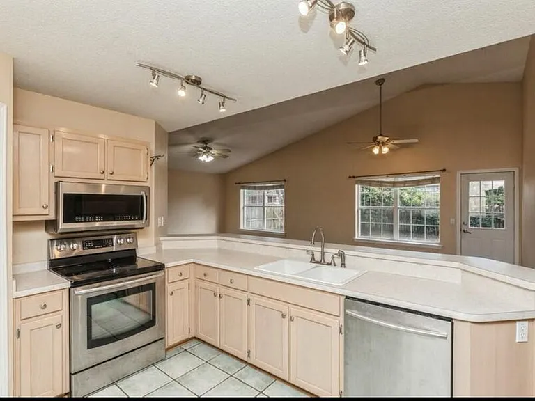 9637 Leeward Way — Photo 4