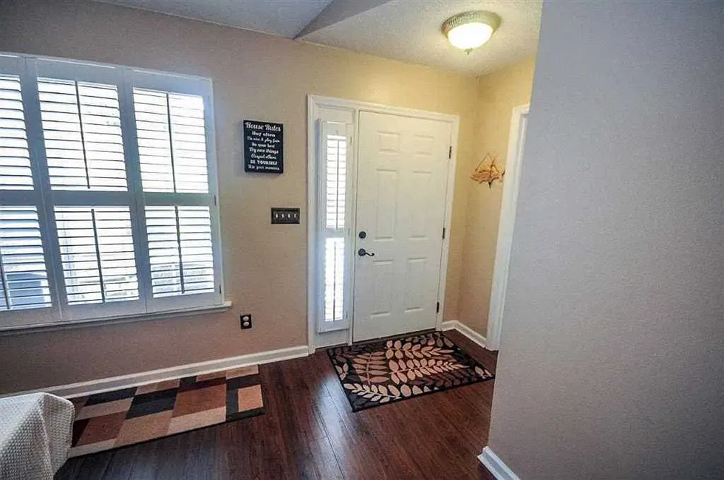 4 bed, 1841 sqft, $2,600 — Photo 2
