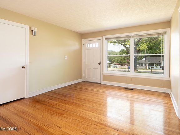 4th image of 202 Birch St