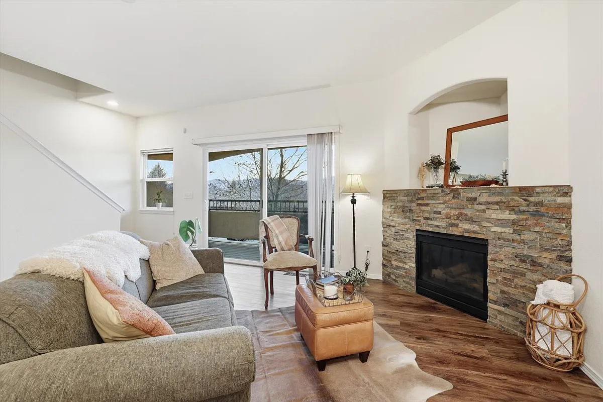 2 bed, 2.5 bath, 1228 sqft, $1,895 — Photo 2