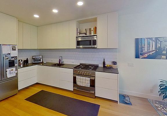 3rd image of 165 De Graw St APT 2