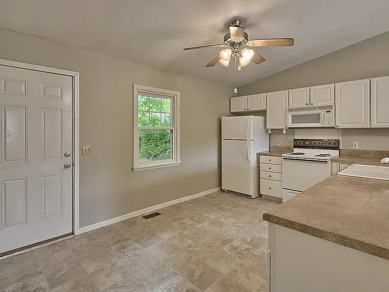 1111 Lancaster St — Photo 4