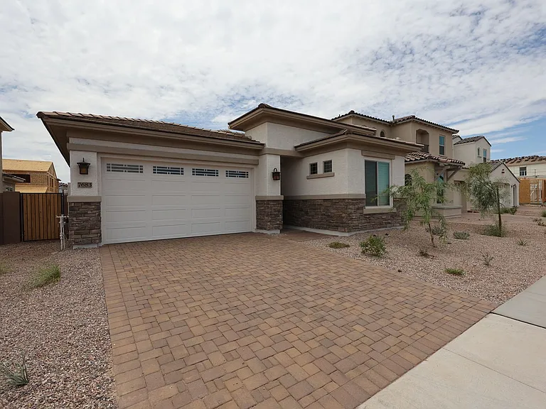 7683 W Smoketree Dr — Photo 1