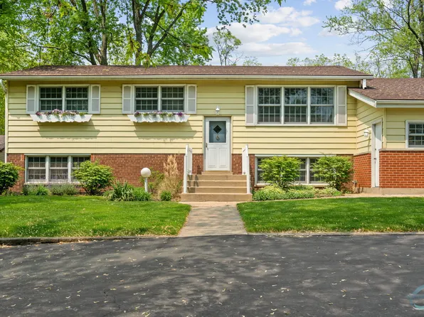 210 80th St, Willowbrook, IL 60527