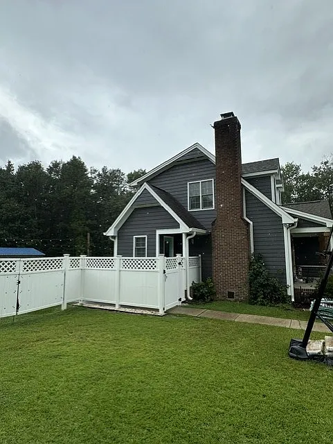 3 bed, 2.5 bath, 1690 sqft, $2,300 — Photo 2