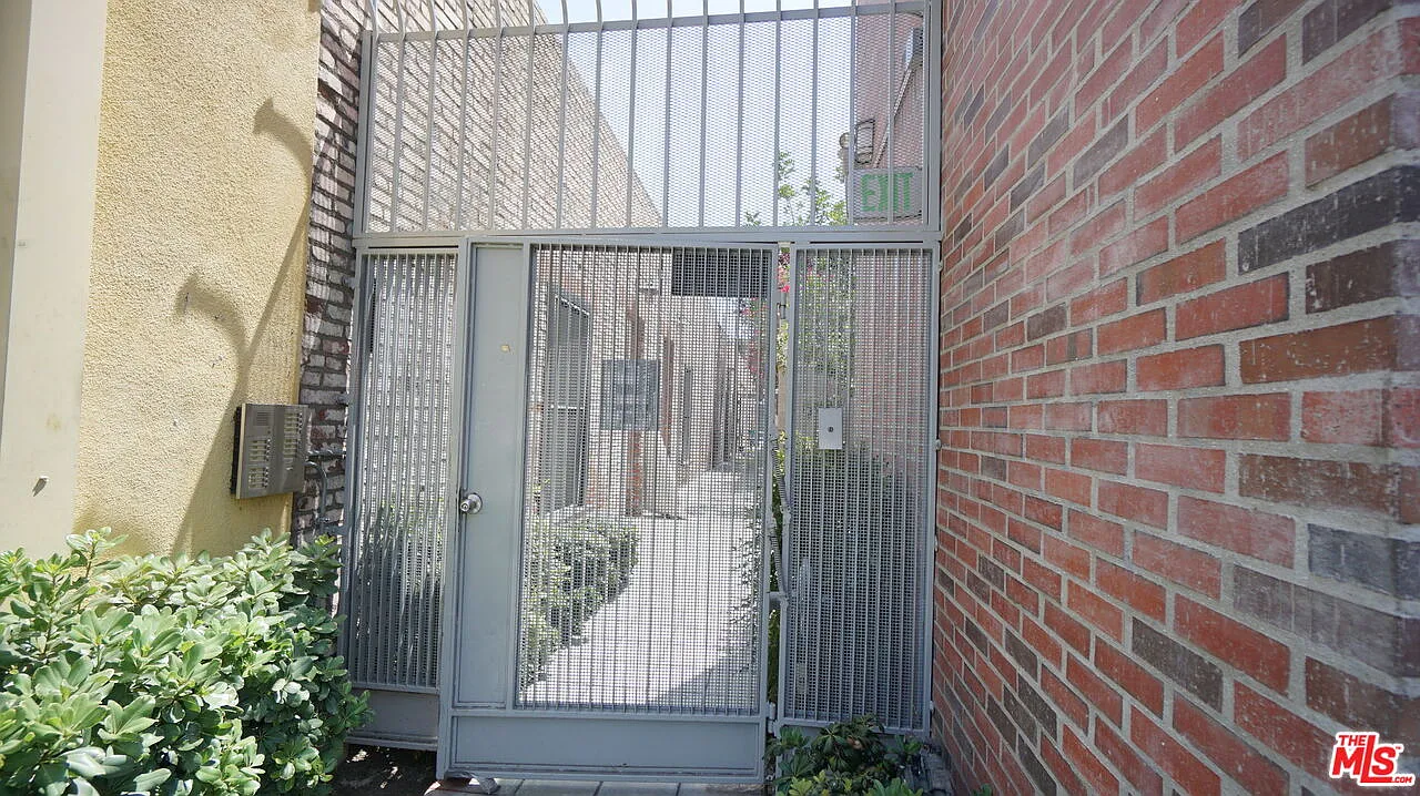 3 bed, 2.0 bath, 1361 sqft, $2,990 — Photo 3