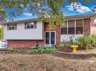 2206 Apple Orchard Ln, Saint Louis, MO 63125