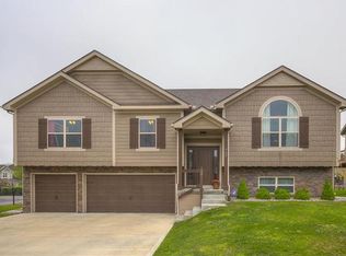707 18th Cir, Greenwood, MO 64034