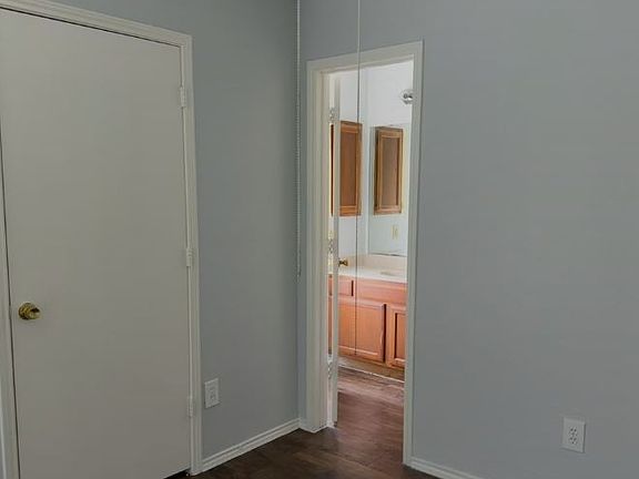 3rd image of 3019 Oak Ridge Pl