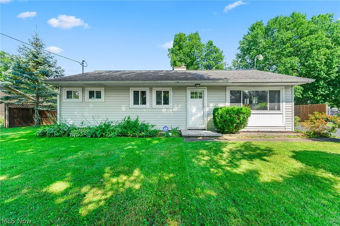 716 Clifton Dr NE photo 1