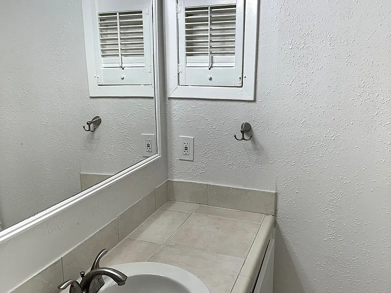1221 Welch St #1 — Photo 14