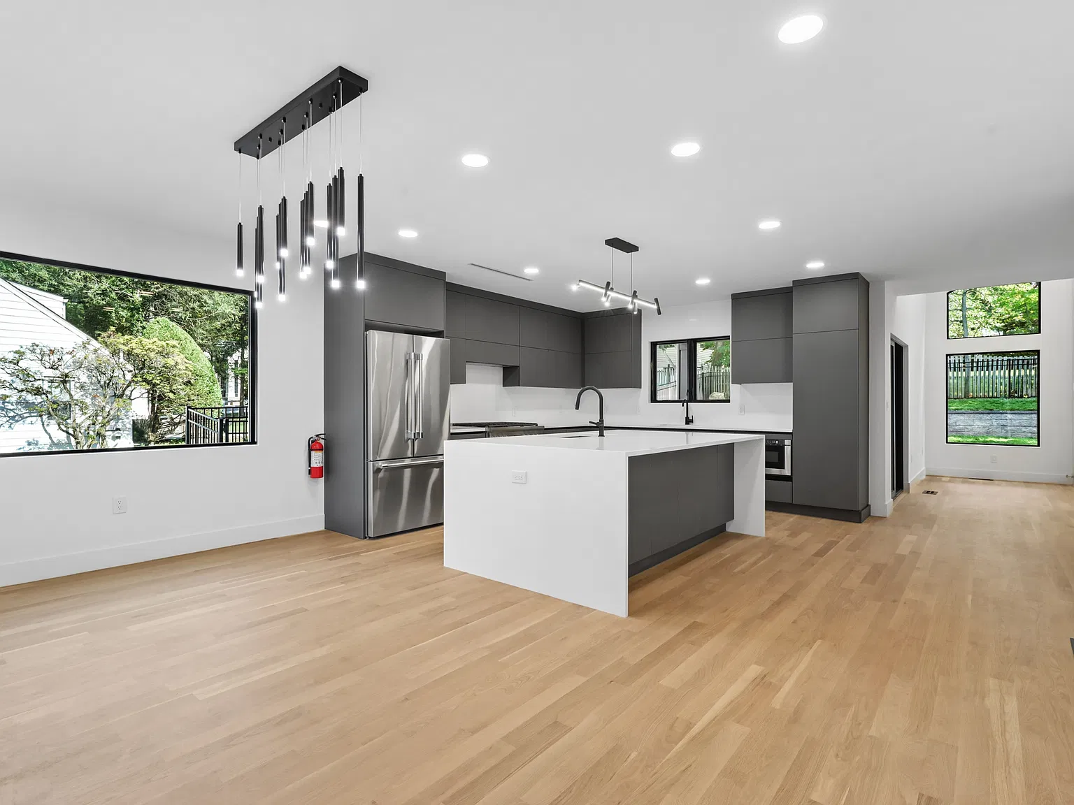 5 bed, 4.5 bath, 3500 sqft, $10,000 — Photo 3