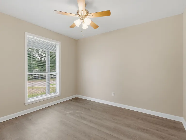 713 Lagoon Dr — Photo 12