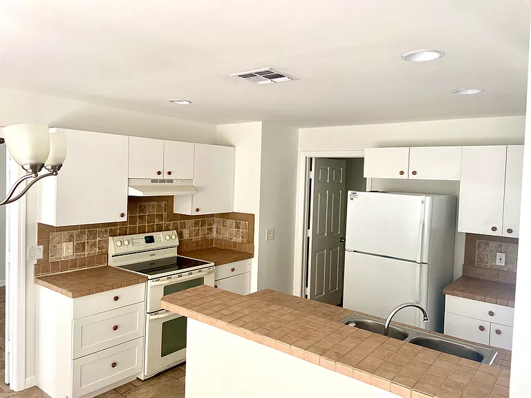 1241 Ermine St E — Photo 9
