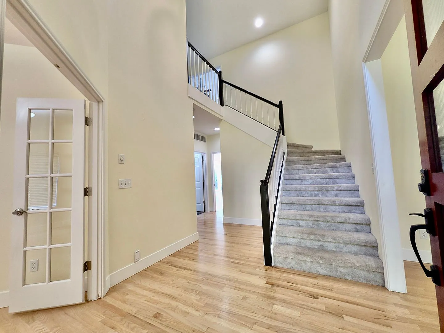Quiet Nature Retreat in Lake Oswego with Soaring Ceilings & Year-Round Sunroom! — Photo 3