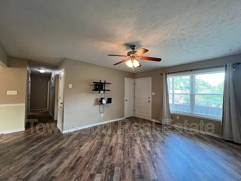 420 Mangum Ct — Photo 3