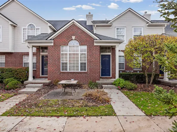 19105 Alexa Dr, Walled Lake, MI 48390