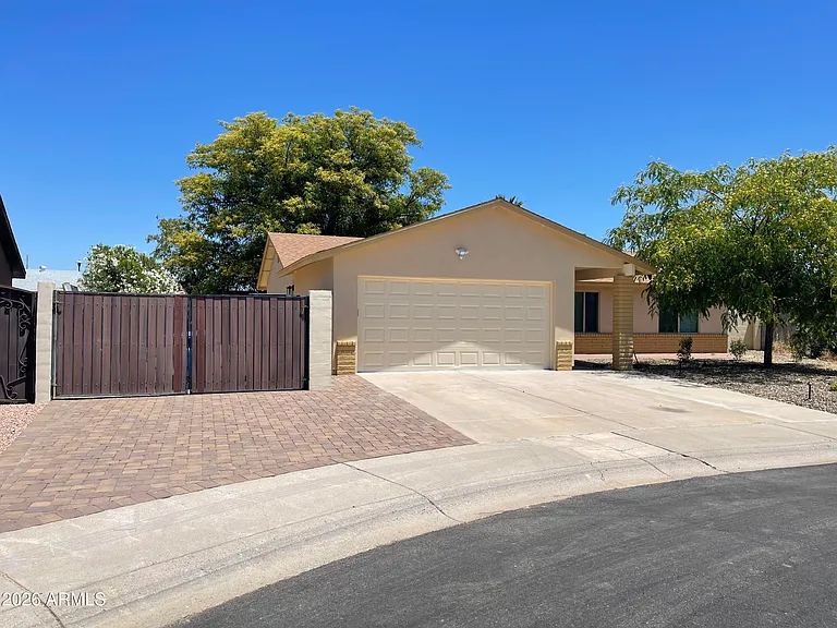 2920 E Michelle Dr — Photo 2