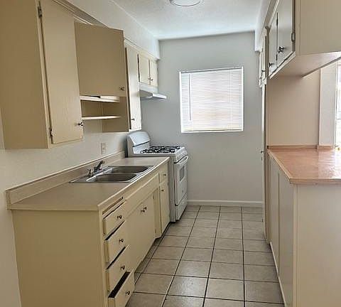 3rd image of 2652 Del Rosa Ave #11