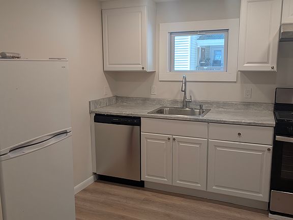 Left side of kitchen