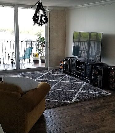 5th image of 710 NE 7th St APT 407