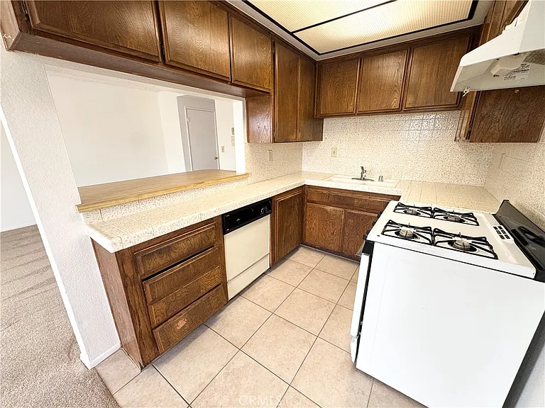 635 W 15th St #13 — Photo 6