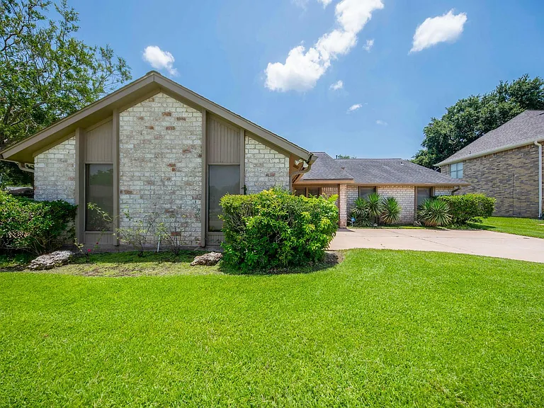 2903 Pepper Wood Dr — Photo 1