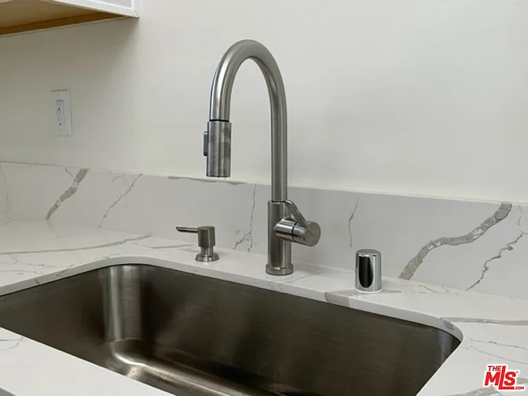 517 S Kenmore Ave #12 — Photo 8