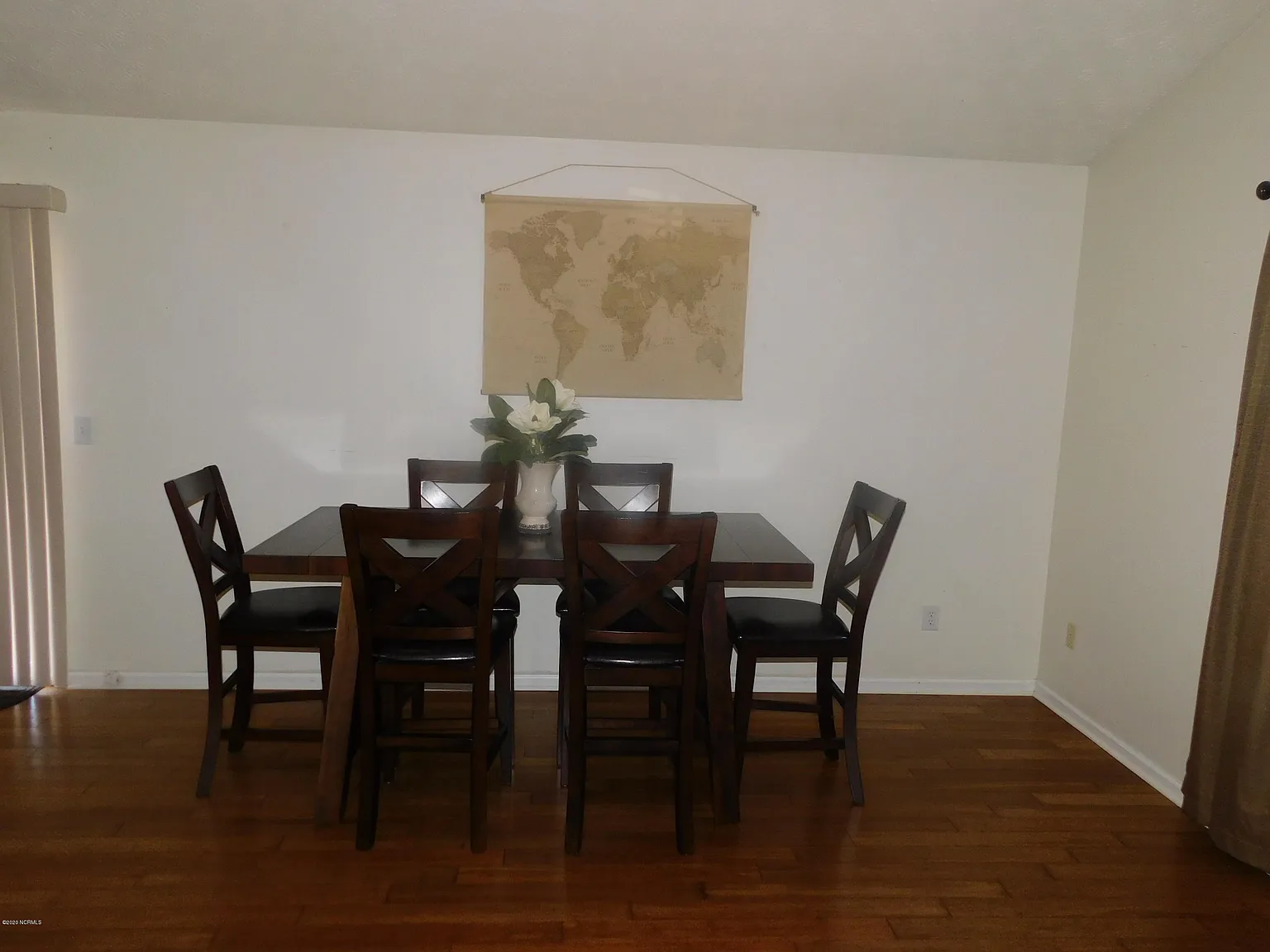 3 bed, 2.0 bath, 1395 sqft, $1,895 — Photo 3