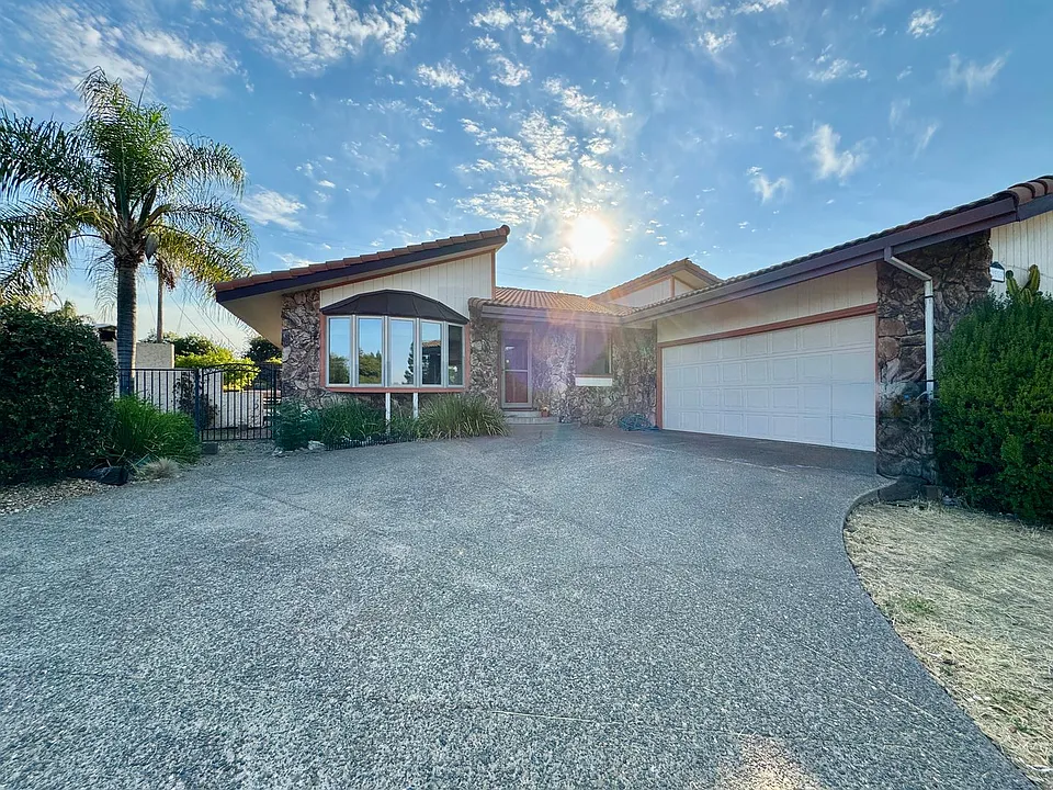 2555 Westridge Dr