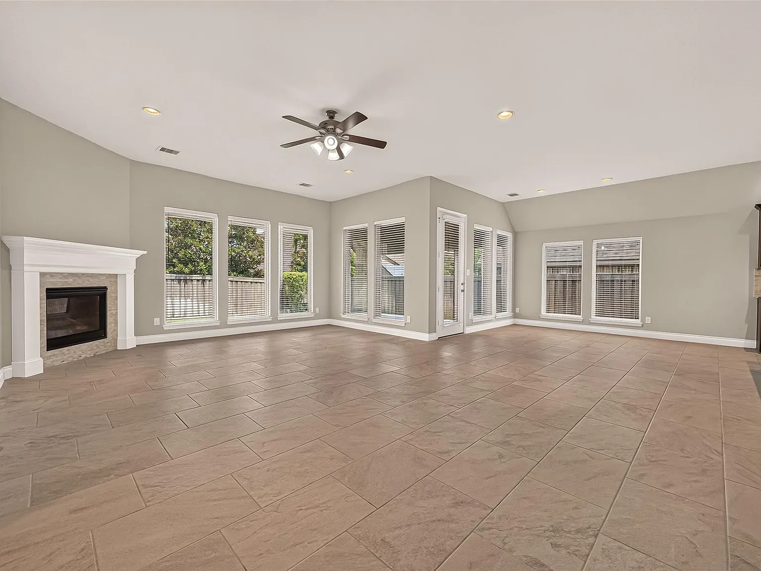 4 bed, 3.5 bath, 2940 sqft, $3,500 — Photo 3