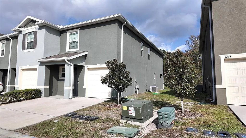 3 bed, 2.5 bath, 1810 sqft, $1,900 — Photo 1