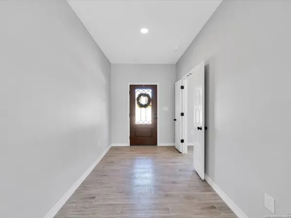 506 E CR 6868, Natalia, TX 78059